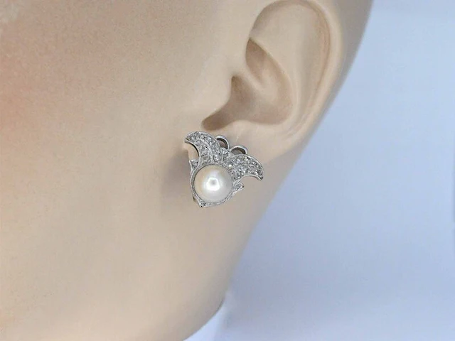 Witgouden oorclips met diamant en parels in vlindervorm - afbeelding 2 van  9