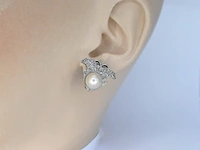 Witgouden oorclips met diamant en parels in vlindervorm - afbeelding 2 van  9