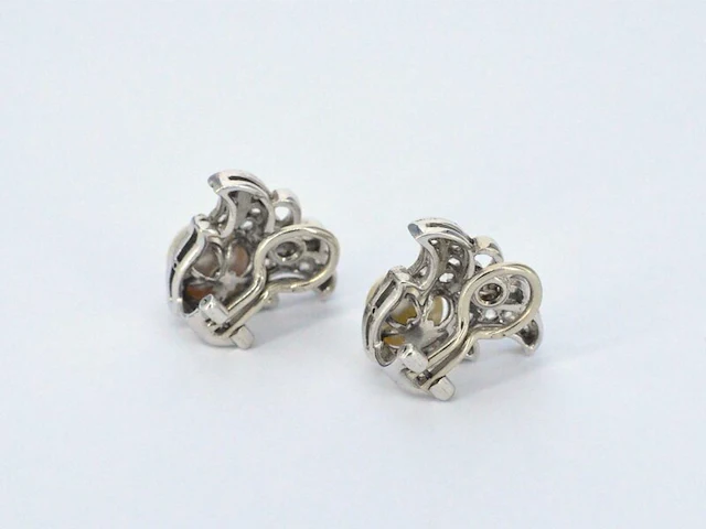 Witgouden oorclips met diamant en parels in vlindervorm - afbeelding 5 van  9