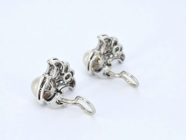 Witgouden oorclips met diamant en parels in vlindervorm - afbeelding 6 van  9