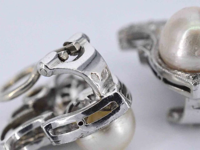 Witgouden oorclips met diamant en parels in vlindervorm - afbeelding 7 van  9