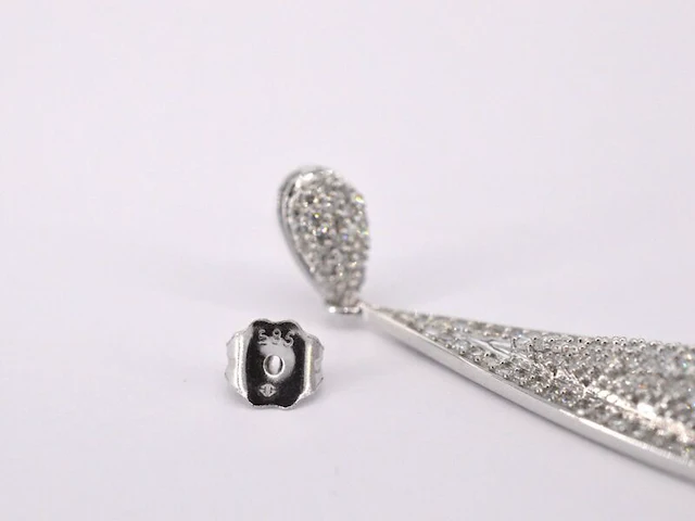 Witgouden oorhanger vol met diamanten - afbeelding 7 van  9