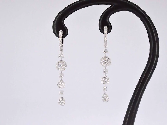 Witgouden oorhangers met briljant geslepen diamanten - afbeelding 3 van  9