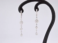 Witgouden oorhangers met briljant geslepen diamanten - afbeelding 3 van  9