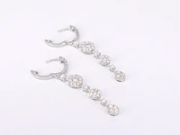 Witgouden oorhangers met briljant geslepen diamanten - afbeelding 6 van  9