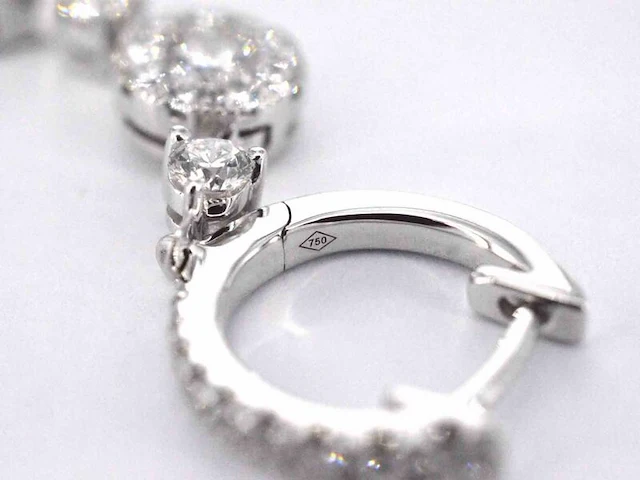 Witgouden oorhangers met briljant geslepen diamanten - afbeelding 7 van  9