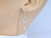 Witgouden oorhangers met briljant geslepen diamanten - afbeelding 2 van  8