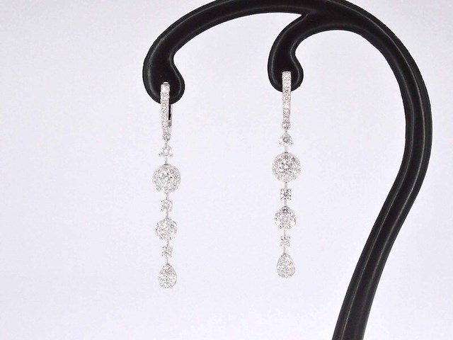 Witgouden oorhangers met briljant geslepen diamanten - afbeelding 4 van  8