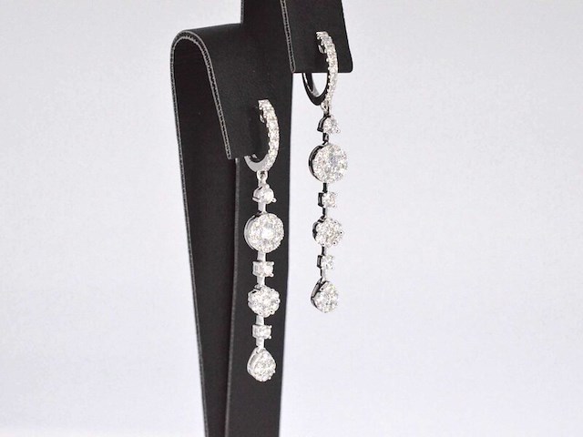 Witgouden oorhangers met briljant geslepen diamanten - afbeelding 6 van  8