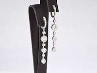 Witgouden oorhangers met briljant geslepen diamanten - afbeelding 6 van  8