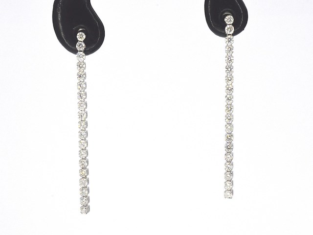 Witgouden oorhangers met een rij aan natuurlijke diamanten - afbeelding 1 van  7