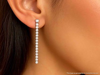 Witgouden oorhangers met een rij aan natuurlijke diamanten - afbeelding 2 van  7