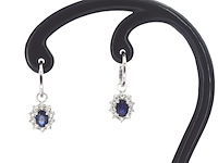 Witgouden oorhangers met natuurlijke diamanten en blauwe saffieren