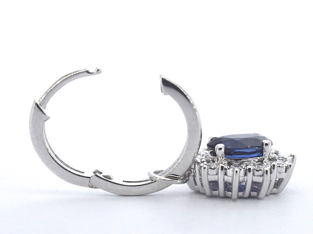 Witgouden oorhangers met natuurlijke diamanten en blauwe saffieren - afbeelding 8 van  10