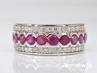Witgouden pave ring met diamanten en robijn