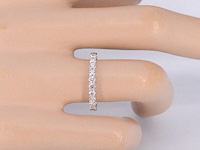 Witgouden rijring bezet met briljant geslepen diamanten - afbeelding 2 van  9