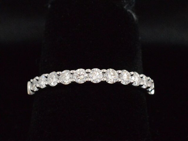 Witgouden rijring bezet met briljant geslepen diamanten - afbeelding 9 van  9