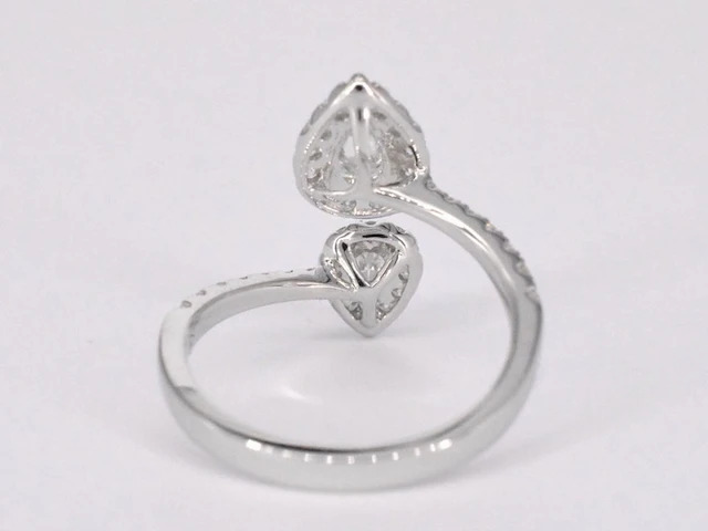 Witgouden rijring met pearshape en briljant geslepen diamanten 1.25 carat - afbeelding 10 van  12