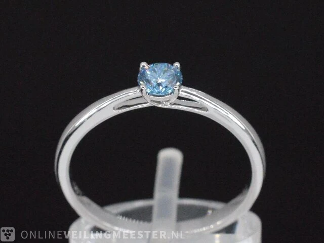 Witgouden ring met blauwe diamant - afbeelding 1 van  9