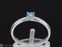 Witgouden ring met blauwe diamant - afbeelding 1 van  9
