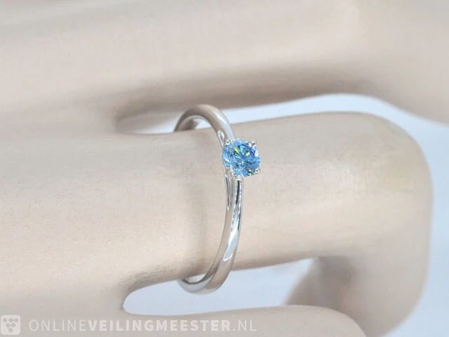 Witgouden ring met blauwe diamant - afbeelding 3 van  9