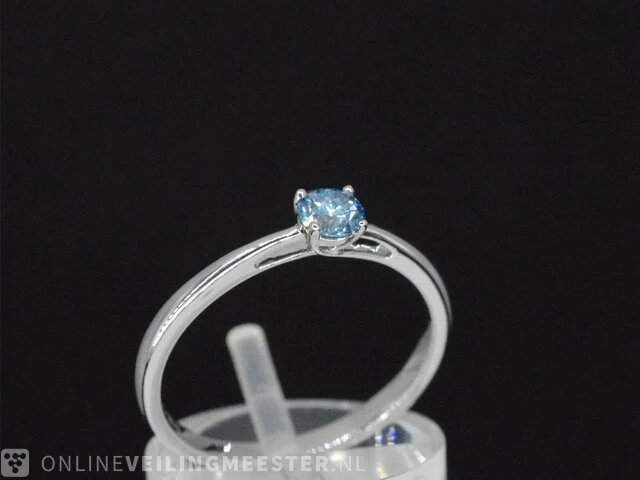 Witgouden ring met blauwe diamant - afbeelding 5 van  9
