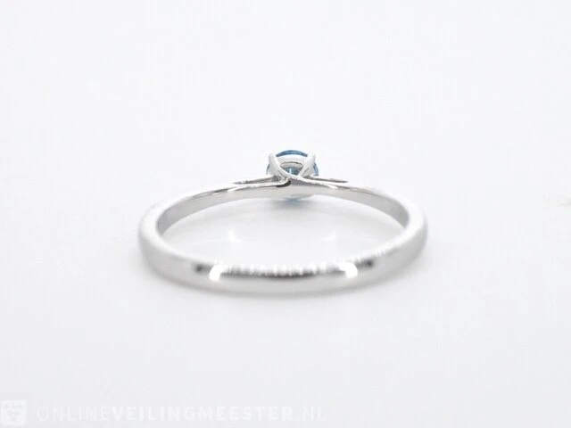 Witgouden ring met blauwe diamant - afbeelding 8 van  9