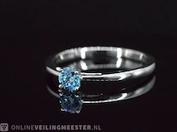 Witgouden ring met blauwe diamant - afbeelding 9 van  9