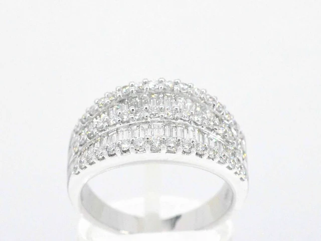 Witgouden ring met briljant en baguettes diamanten - afbeelding 1 van  12