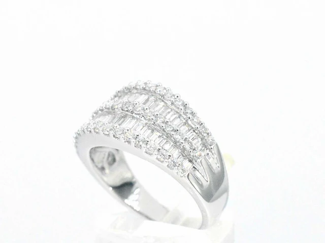 Witgouden ring met briljant en baguettes diamanten - afbeelding 6 van  12