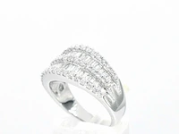 Witgouden ring met briljant en baguettes diamanten - afbeelding 6 van  12
