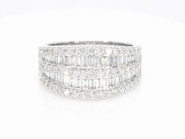 Witgouden ring met briljant en baguettes diamanten - afbeelding 9 van  12