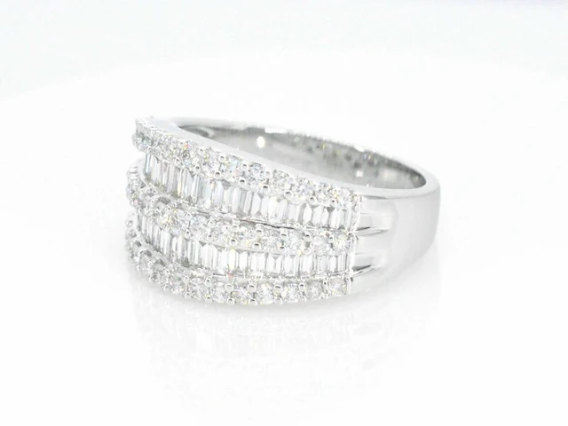 Witgouden ring met briljant en baguettes diamanten - afbeelding 11 van  12