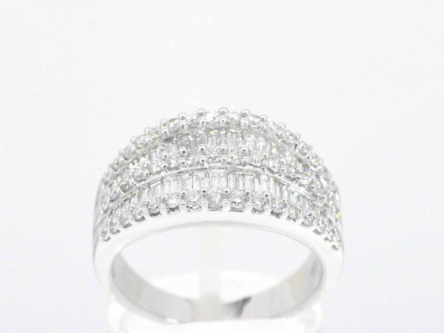 Witgouden ring met briljant en baguettes diamanten - afbeelding 1 van  10