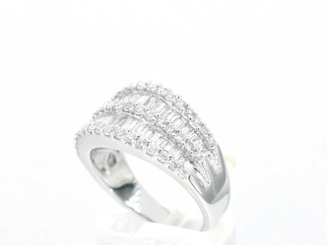 Witgouden ring met briljant en baguettes diamanten - afbeelding 4 van  10