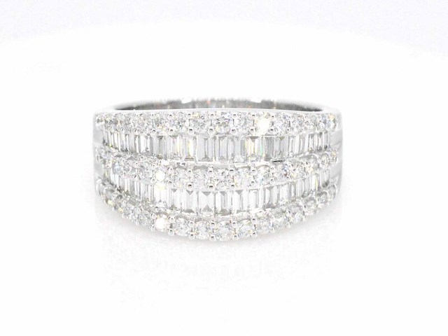 Witgouden ring met briljant en baguettes diamanten - afbeelding 7 van  10