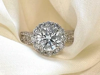 Witgouden ring met briljant geslepen diamanten en een briljant cut 2.00 carat centraal