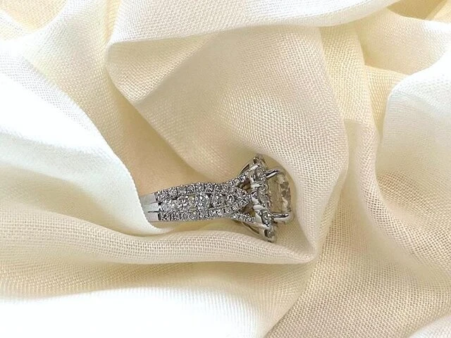 Witgouden ring met briljant geslepen diamanten en een briljant cut 2.00 carat centraal - afbeelding 2 van  7