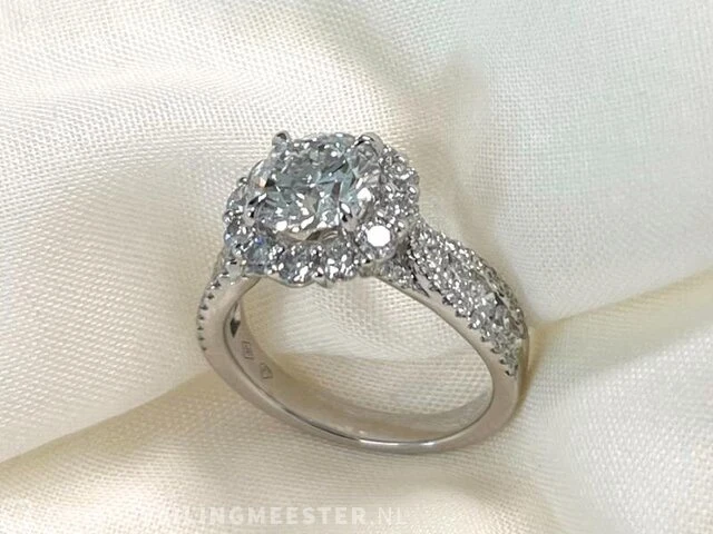 Witgouden ring met briljant geslepen diamanten en een briljant cut 2.00 carat centraal - afbeelding 3 van  7