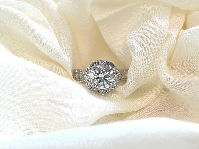Witgouden ring met briljant geslepen diamanten en een briljant cut 2.00 carat centraal - afbeelding 6 van  7