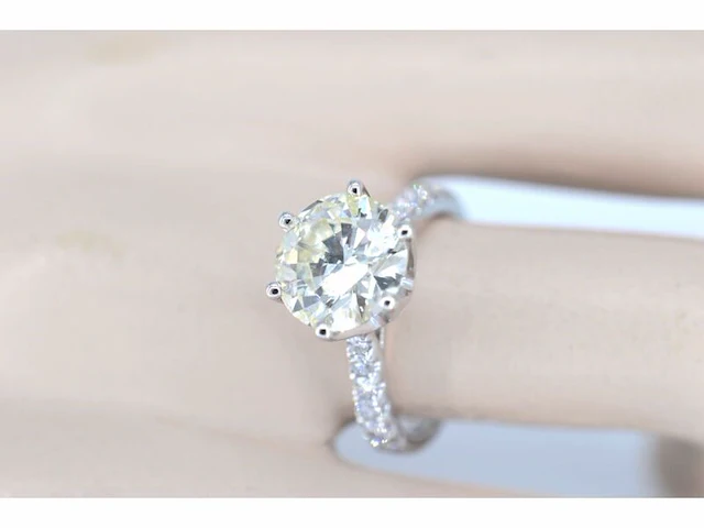 Witgouden ring met diamant met een briljant geslepen diamant van 2.50 carat - afbeelding 2 van  5