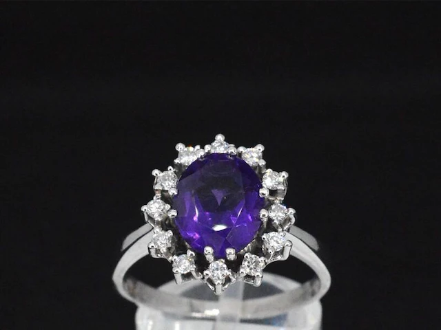 Witgouden ring met diamanten en amethist - afbeelding 1 van  9