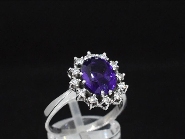 Witgouden ring met diamanten en amethist - afbeelding 4 van  9