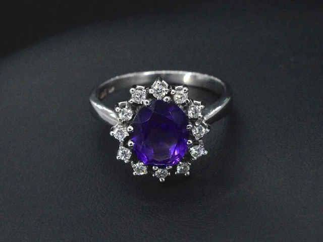 Witgouden ring met diamanten en amethist - afbeelding 6 van  9