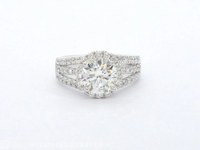 Witgouden ring met diamanten en een briljant geslepen diamant van 2.00 carat - afbeelding 1 van  8