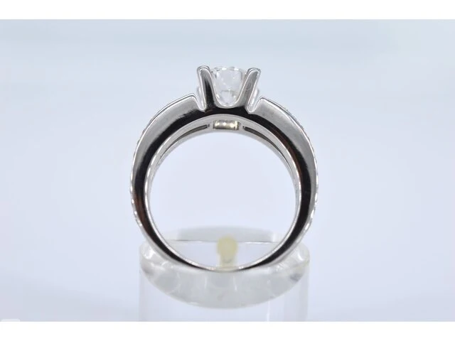 Witgouden ring met diamanten en een centrale diamant van 1.02 carat. - afbeelding 5 van  6