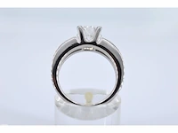 Witgouden ring met diamanten en een centrale diamant van 1.02 carat. - afbeelding 5 van  6