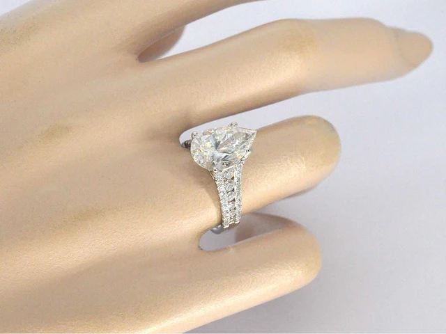 Witgouden ring met diamanten en een druppelvorm briljant geslepen diamant van 4.00 carat - afbeelding 3 van  10