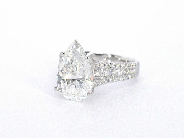Witgouden ring met diamanten en een druppelvorm briljant geslepen diamant van 4.00 carat - afbeelding 6 van  10