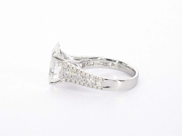 Witgouden ring met diamanten en een druppelvorm briljant geslepen diamant van 4.00 carat - afbeelding 7 van  10
